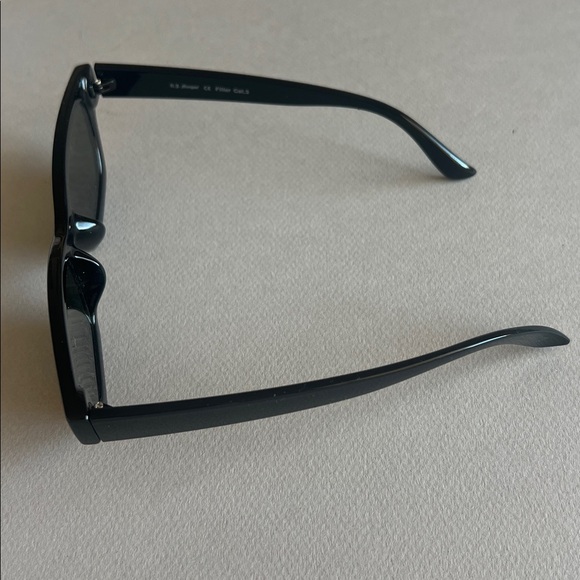 Black Rectangular Sunglasses R24 - Picture 3 of 3